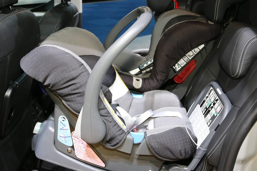 Kindersitz mit Babyschale (Symbolbild): Der ADAC testet regelmäßig Kindersitze fürs Auto.