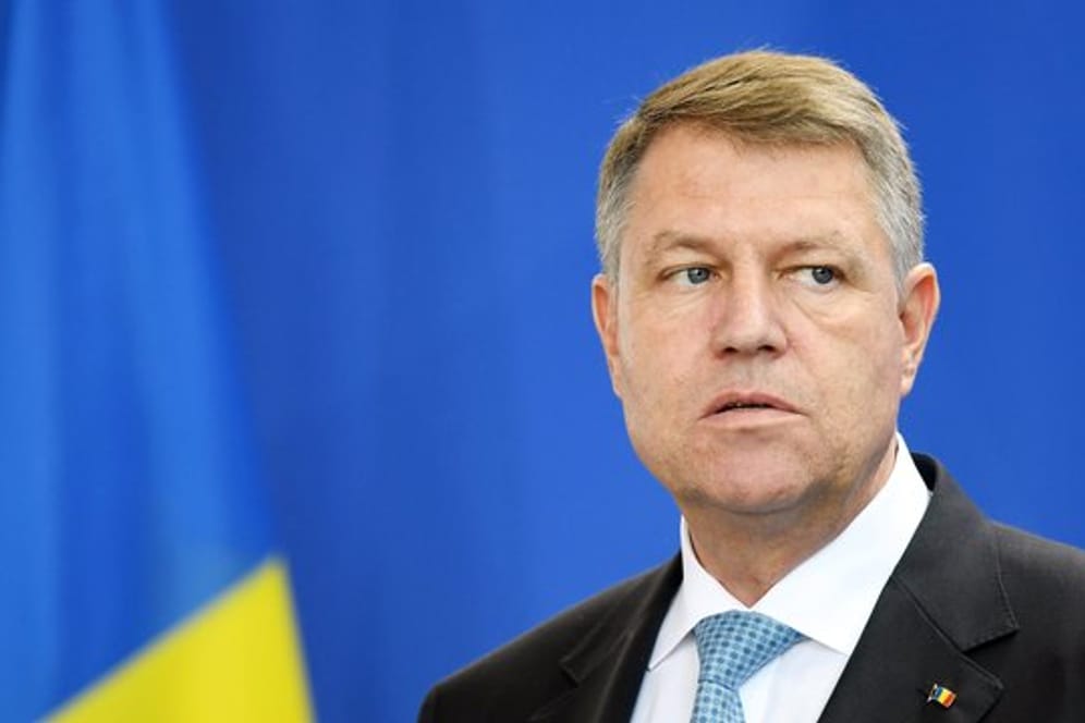 Rumäniens Präsident Klaus Iohannis will das Volk über Amnestien für korrupte Politiker entscheiden lassen.