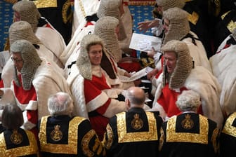 Haus mit Traditionen: Mit Perücken sieht man Mitglieder des House of Lords nur zu besonderen Anlässen, wie hier bei der Parlamentseröffnung.