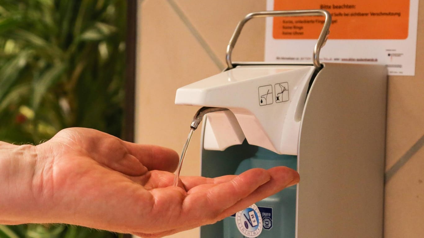 Spender für Desinfektionsmittel: Auch für Besucher ist Hygiene in Krankenhäusern besonders wichtig.