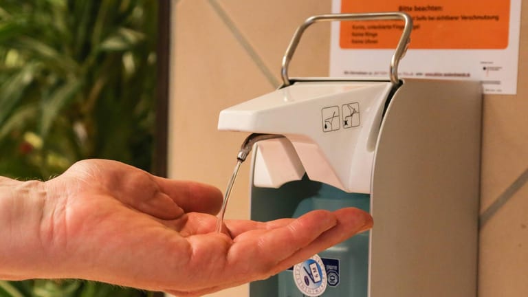 Spender für Desinfektionsmittel: Auch für Besucher ist Hygiene in Krankenhäusern besonders wichtig.