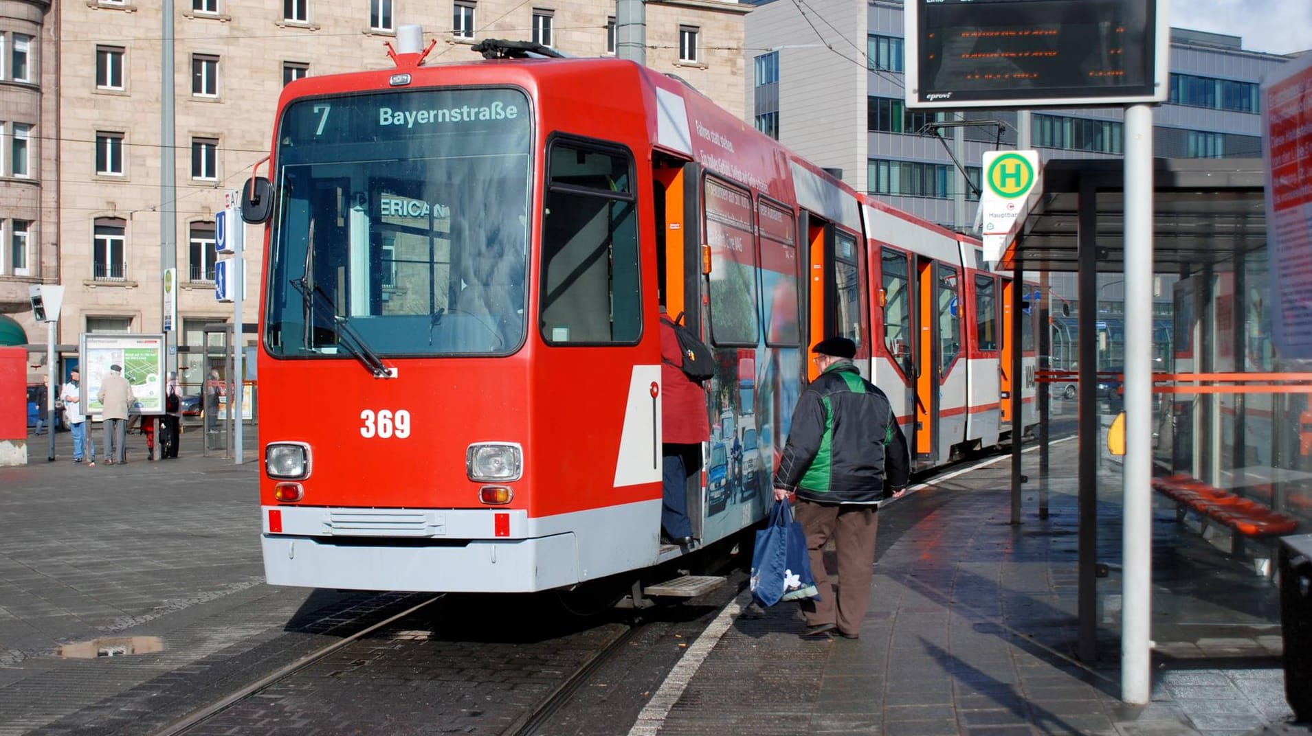 Straßenbahn in Nürnberg: Die Polizei hat nach dem Vorfall drei Jugendliche gestellt. Straßenbahn in Nürnberg: Die Polizei hat nach dem Vorfall drei Jugendliche gestellt.