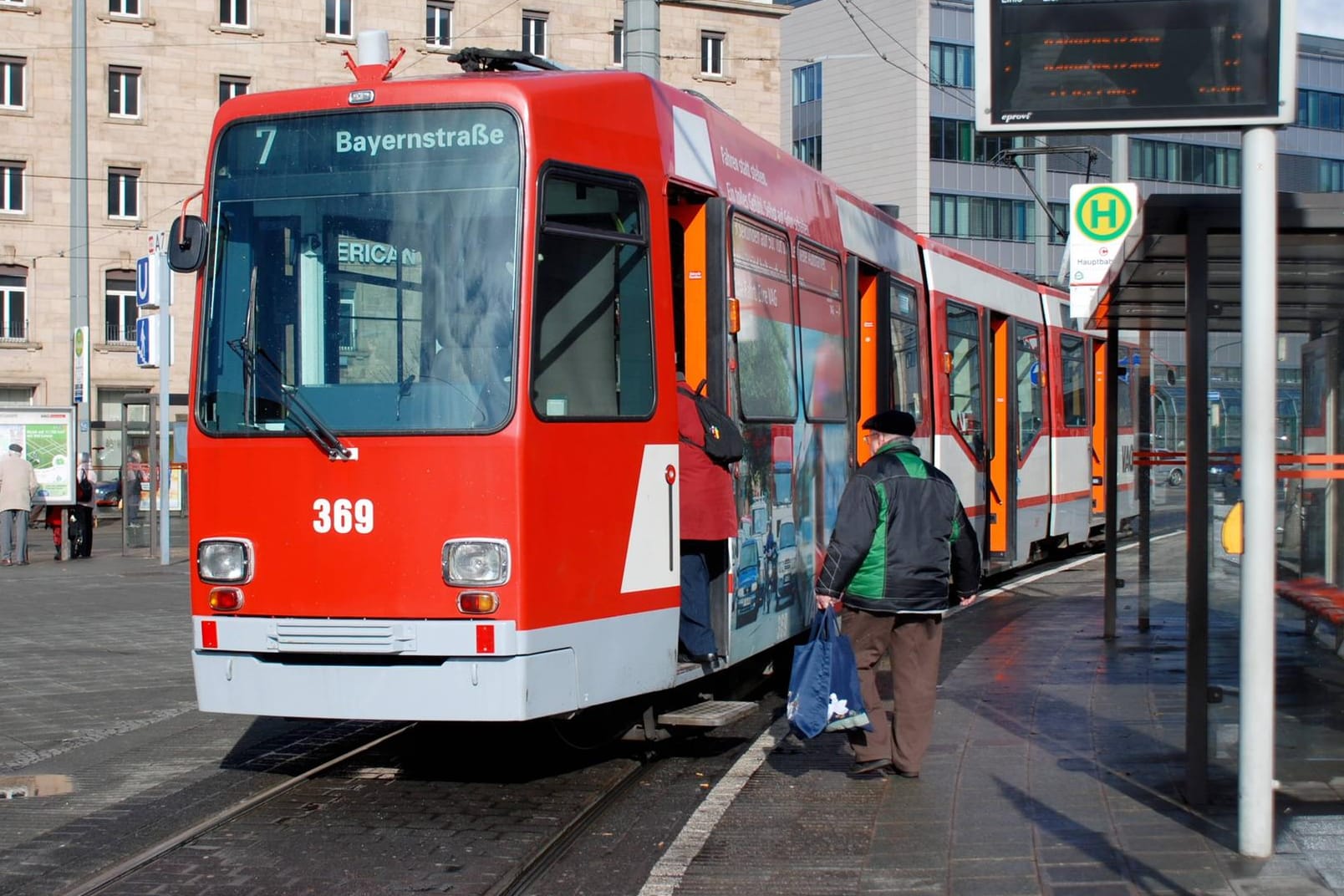 Straßenbahn in Nürnberg: Die Polizei hat nach dem Vorfall drei Jugendliche gestellt.