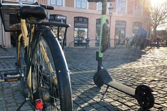 Konkurrenz im Verkehrsraum oder neue E-Mobilität? Elektrische Tretroller wie hier in Kopenhagen sollen bald auch bei uns unter gewissen Voraussetzungen am Straßenverkehr teilnehmen können.