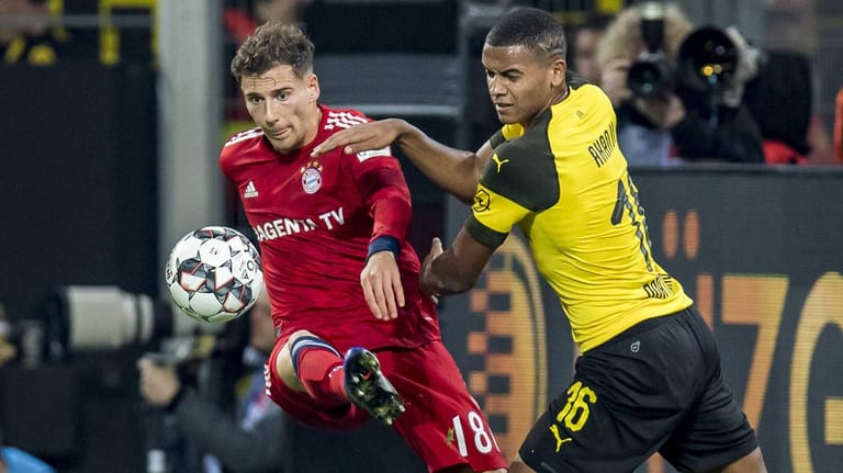 Umkämpftes Duell: Dortmunds Manuel Akanji (r.) bedrängt Bayerns Leon Goretzka.