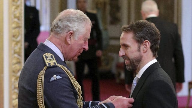 Prinz Charles (l) verleiht England-Coach Gareth Southgate den Ritterorden. Prinz Charles (l) verleiht England-Coach Gareth Southgate den Ritterorden.