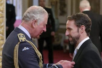 Prinz Charles (l) verleiht England-Coach Gareth Southgate den Ritterorden.