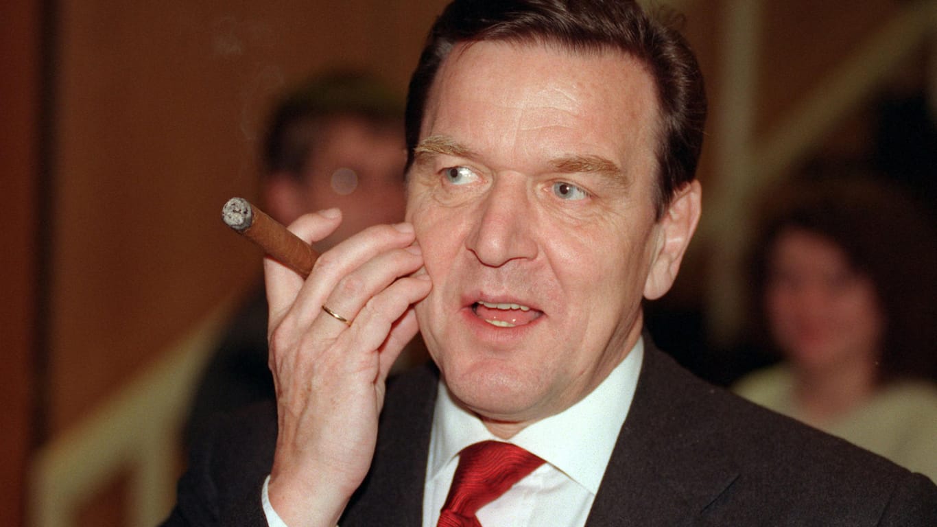 1998: Der damalige Bundeskanzler Gerhard Schröder (SPD) raucht auf dem Europa-Parteitag der SPD eine Zigarre.