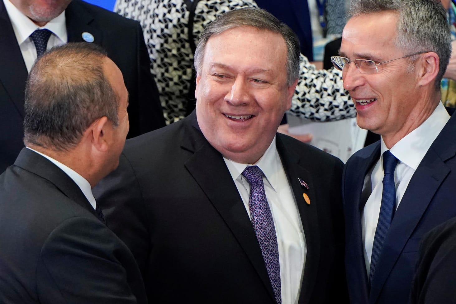 US-Außenminister Mike Pompeo und Nato-Generalsekretär Jens Stoltenberg begrüßen den türkischen Außenminister Mevlut Cavusoglu: Die Nato-Staaten wollen mehr Geld für Verteidigung ausgeben.