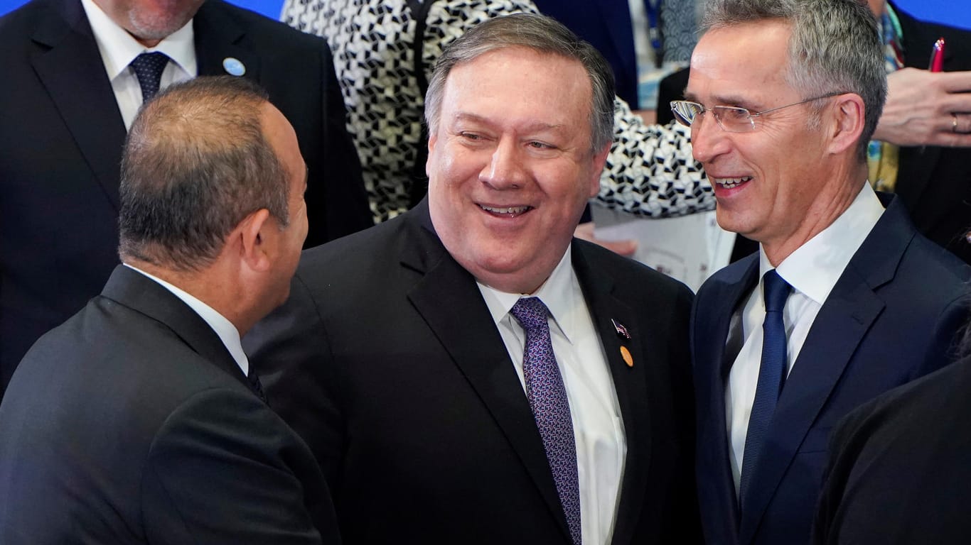 US-Außenminister Mike Pompeo und Nato-Generalsekretär Jens Stoltenberg begrüßen den türkischen Außenminister Mevlut Cavusoglu: Die Nato-Staaten wollen mehr Geld für Verteidigung ausgeben.