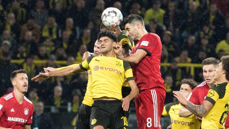 Im Hinspiel holte Mo Dahoud (M.), hier im Kopfball-Duell mit Bayerns Javi Martinez, mit Borussia Dortmund den Sieg.