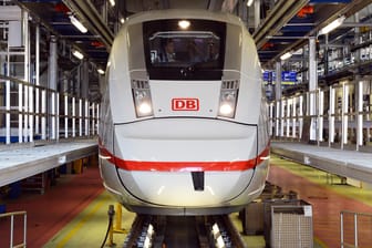 ICE 4 im Bahnbetriebswerk: Ein Fertigungsfehler könnte langfristig zu einem höheren Wartungsaufwand führen.