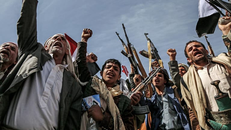Demonstranten protestieren im Jemen gegen Saudi-Arabien: Der US-Kongress will Trump zwingen, die Unterstützung für Saudi-Arabien in dem Konflikt zu stoppen.