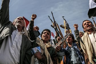 Demonstranten protestieren im Jemen gegen Saudi-Arabien: Der US-Kongress will Trump zwingen, die Unterstützung für Saudi-Arabien in dem Konflikt zu stoppen.