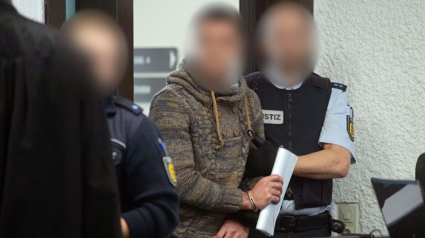 Der Angeklagte im Gerichtssaal des Oberlandesgerichts Stuttgart: Der Syrer ist als Kriegsverbrecher verurteilt worden.