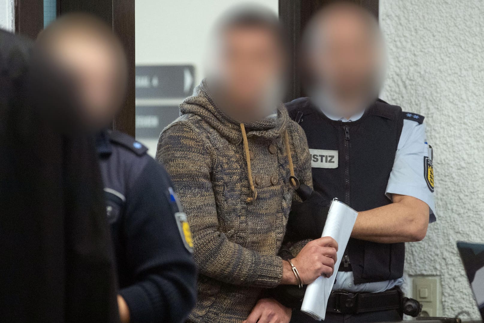 Der Angeklagte im Gerichtssaal des Oberlandesgerichts Stuttgart: Der Syrer ist als Kriegsverbrecher verurteilt worden.