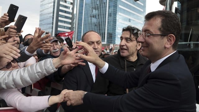 CHP-Bürgermeisterkandidat Ekrem Imamoglu (r) wird von Anhängern gefeiert. CHP-Bürgermeisterkandidat Ekrem Imamoglu (r) wird von Anhängern gefeiert.