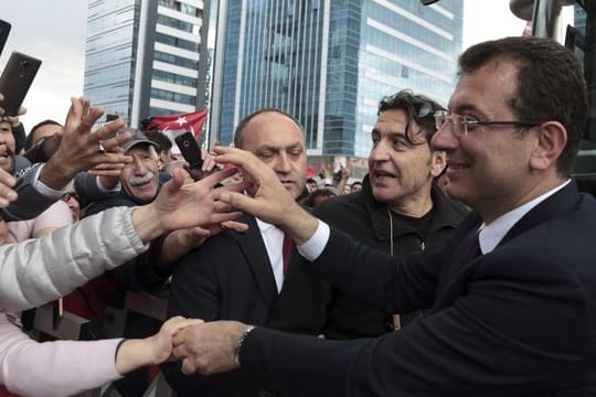 CHP-Bürgermeisterkandidat Ekrem Imamoglu (r) wird von Anhängern gefeiert.