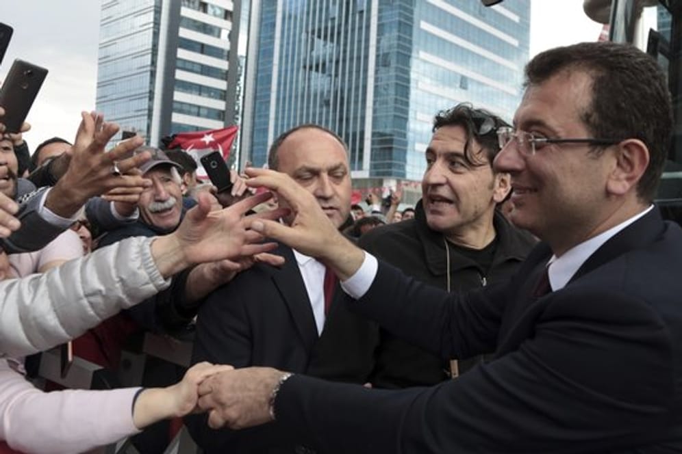 CHP-Bürgermeisterkandidat Ekrem Imamoglu (r) wird von Anhängern gefeiert.