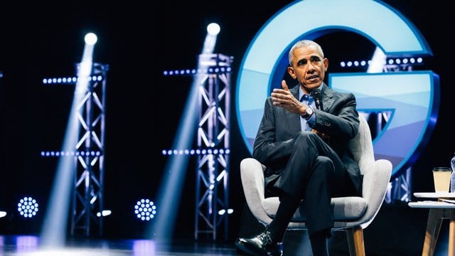 Der ehemalige US-Präsident Barack Obama spricht in der Lanxess Arena in Köln beim "World Leadership Summit". Der ehemalige US-Präsident Barack Obama spricht in der Lanxess Arena in Köln beim "World Leadership Summit".