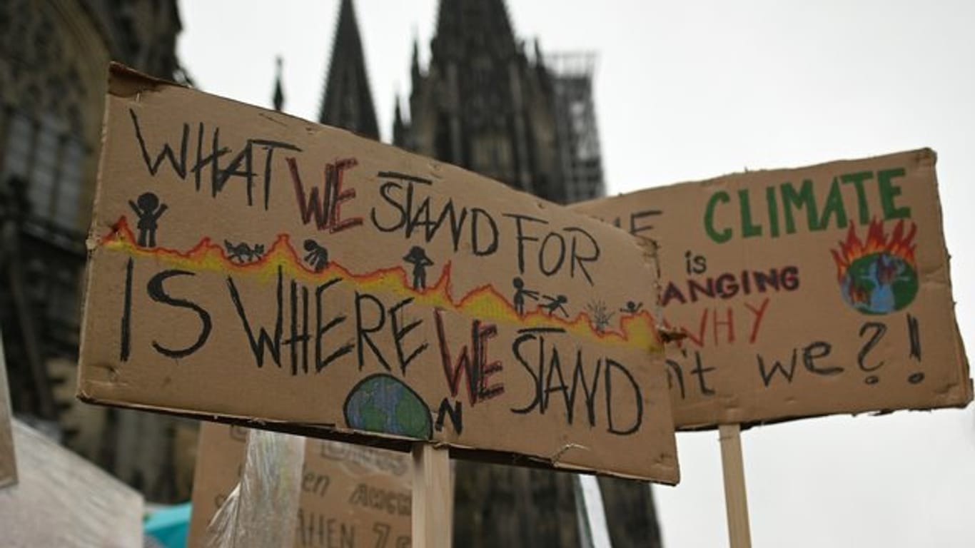 Schüler bei einer "Fridays for Future"-Klimademonstration in der Kölner Innenstadt: Auch am Freitag ziehen die Aktivisten durch die Stadt.
