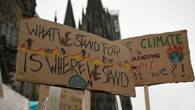 Schüler bei einer "Fridays for Future"-Klimademonstration in der Kölner Innenstadt: Auch am Freitag ziehen die Aktivisten durch die Stadt. Schüler bei einer "Fridays for Future"-Klimademonstration in der Kölner Innenstadt: Auch am Freitag ziehen die Aktivisten durch die Stadt.