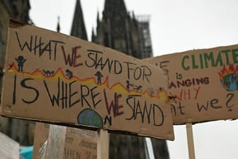 Schüler bei einer "Fridays for Future"-Klimademonstration in der Kölner Innenstadt: Auch am Freitag ziehen die Aktivisten durch die Stadt.