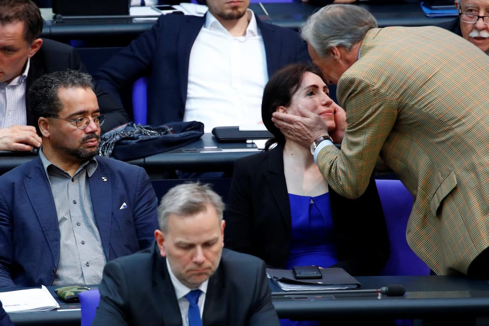 Der AfD-Bundestagsabgeordnete Armin-Paul Hampel tröstet Mariana Harder-Kühnel nach dem 3. Wahlgang.