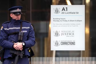 Ein Polizist steht vor dem Eingang zum High Court in Christchurch: Der mutmaßliche Attentäter von Christchurch ist am Freitag (Ortszeit) per Video-Übertragung einem Gericht in der neuseeländischen Großstadt zugeschaltet worden.