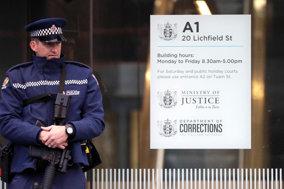 Ein Polizist steht vor dem Eingang zum High Court in Christchurch: Der mutmaßliche Attentäter von Christchurch ist am Freitag (Ortszeit) per Video-Übertragung einem Gericht in der neuseeländischen Großstadt zugeschaltet worden.