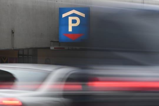 Parkhaus: Welche Regeln auf den sogenannten Verkehrswegen in einem Parkhaus gelten, hat das Kammergericht Berlin entschieden.