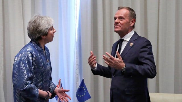 Theresa May und Donald Tusk bei einem Treffen in Scharm el Scheich im Februar. Theresa May und Donald Tusk bei einem Treffen in Scharm el Scheich im Februar.