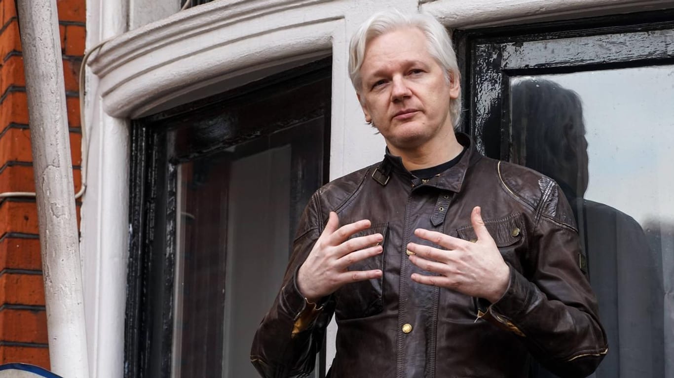 Vereinbarung zwischen Quito und London? Julian Assange bei seinem letzten öffentlichen Auftritt im Mai 2017 auf einem Balkon der Botschaft Ecuadors.