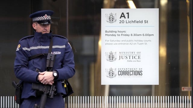 Ein Polizist steht vor dem Eingang zum Gericht in Christchurch.