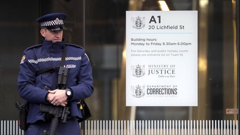 Ein Polizist steht vor dem Eingang zum Gericht in Christchurch.