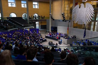 Plenum des Bundestags: Bisher gibt es keine Regelungen zur Mitnahme von Waffen in die Häuser des Bundestags.
