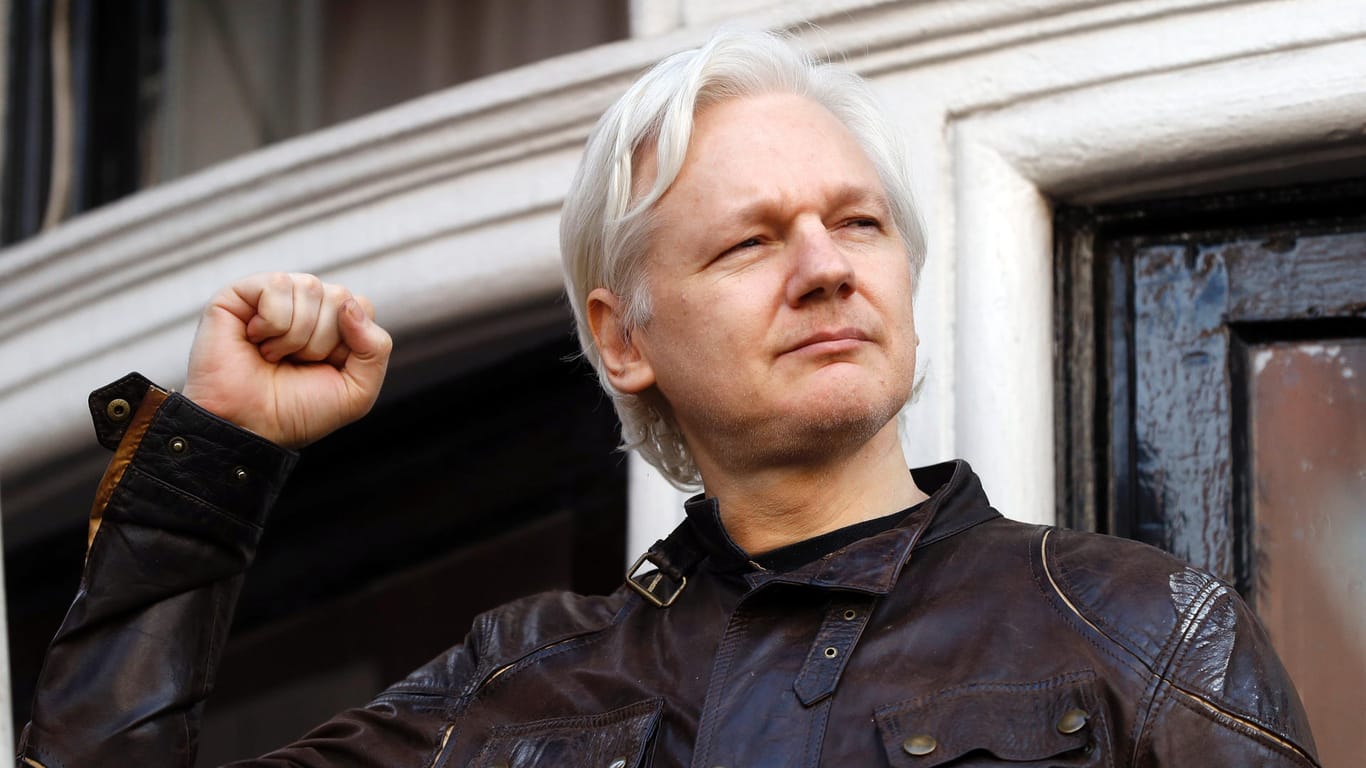 Wikileaks-Gründer Julian Assange ballt auf dem Balkon der Botschaft von Ecuador die Faust.