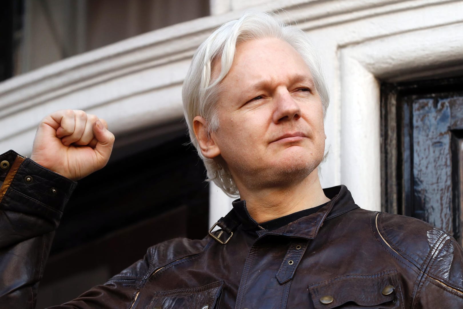Wikileaks-Gründer Julian Assange ballt auf dem Balkon der Botschaft von Ecuador die Faust.