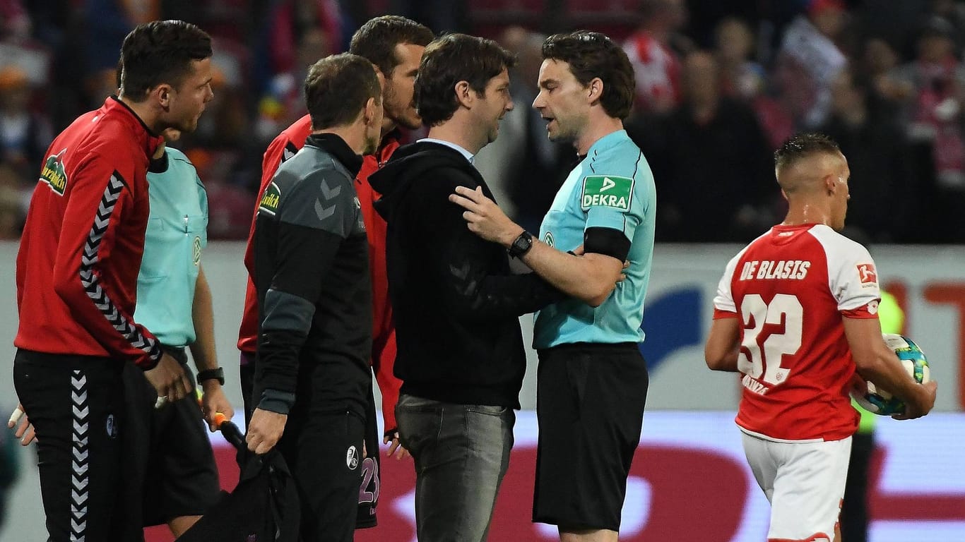 Schiedsrichter Guido Winkmann (2. von rechts) fordert in der Halbzeit den Videobeweis an und gibt Elfmeter Mainz.