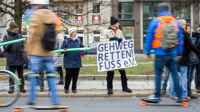 Zwischen Fußgängern und den Fahrern von E-Tretrollern bahnen sich neue Konflikte an. Zwischen Fußgängern und den Fahrern von E-Tretrollern bahnen sich neue Konflikte an.