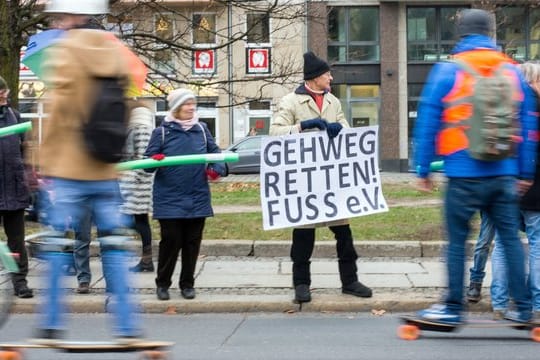 Zwischen Fußgängern und den Fahrern von E-Tretrollern bahnen sich neue Konflikte an.