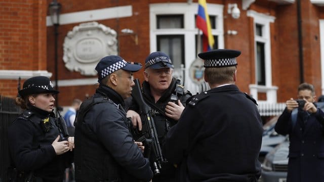 Polizisten stehen vor der Botschaft Ecuadors in London. Polizisten stehen vor der Botschaft Ecuadors in London.