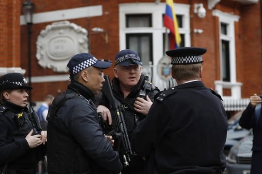 Polizisten stehen vor der Botschaft Ecuadors in London.