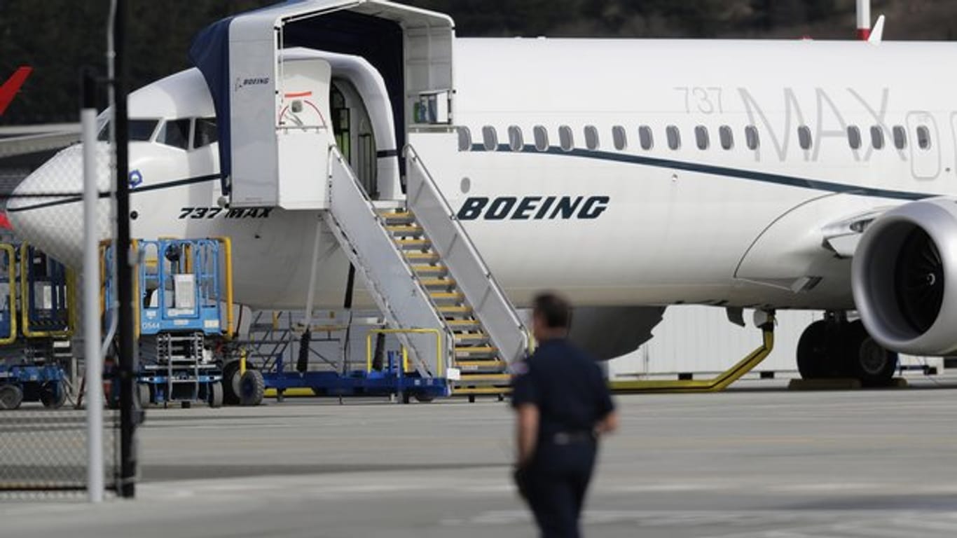 Ein Arbeiter geht auf dem Konzerngelände in Seattle an einer Boeing 737 Max 8 vorbei.