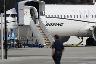 Ein Arbeiter geht auf dem Konzerngelände in Seattle an einer Boeing 737 Max 8 vorbei.