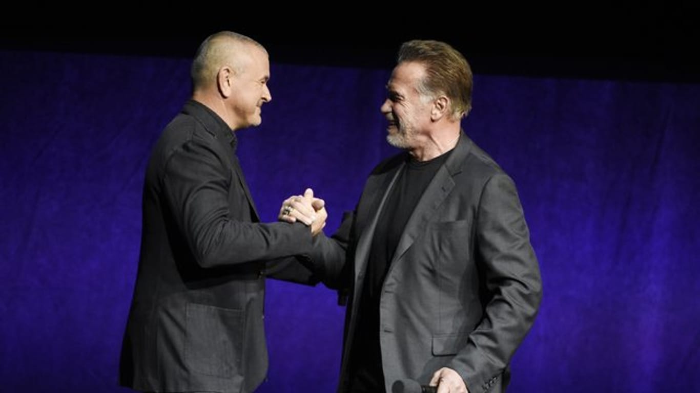 Regisseur Tim Miller (l) und Arnold Schwarzenegger auf der CinemaCon.