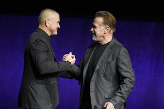 Regisseur Tim Miller (l) und Arnold Schwarzenegger auf der CinemaCon.