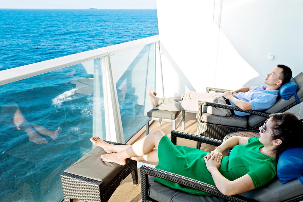 Terrasse auf dem Kreuzfahrtschiff: Wer es ruhig mag, sollte Zimmer neben der Rezeption vermeiden.