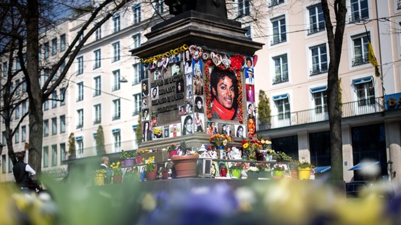 Der Sockel des Denkmals für den Komponisten Orlando-di-Lasso ist zum Michael Jackson Denkmal umfunktioniert worden.