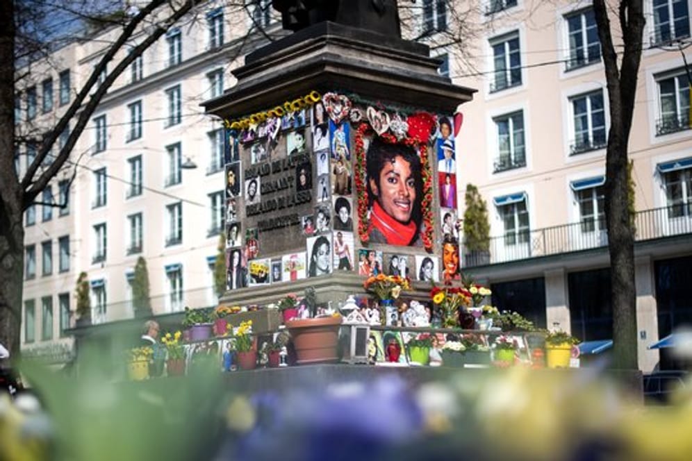 Der Sockel des Denkmals für den Komponisten Orlando-di-Lasso ist zum Michael Jackson Denkmal umfunktioniert worden.